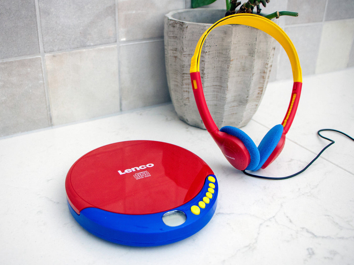 Lenco CD-021KIDS - Tragbarer CD-Player für Kinder mit Kopfhörer, wiederaufladbaren Batterien und integriertem Schallschutz - Mehrfarbig