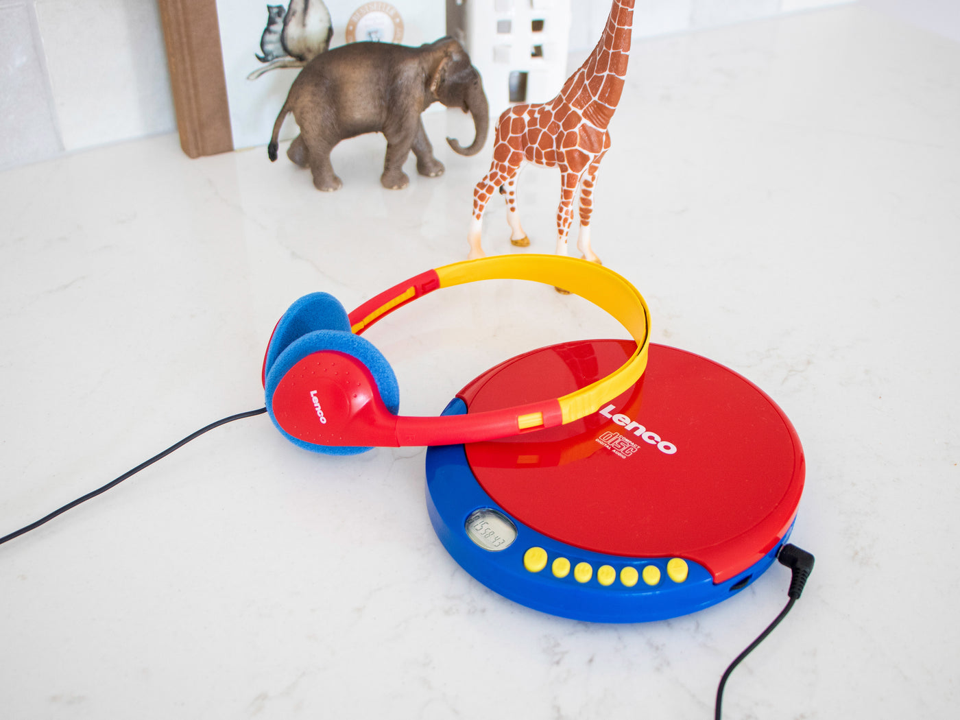 Lenco CD-021KIDS - Tragbarer CD-Player für Kinder mit Kopfhörer, wiederaufladbaren Batterien und integriertem Schallschutz - Mehrfarbig