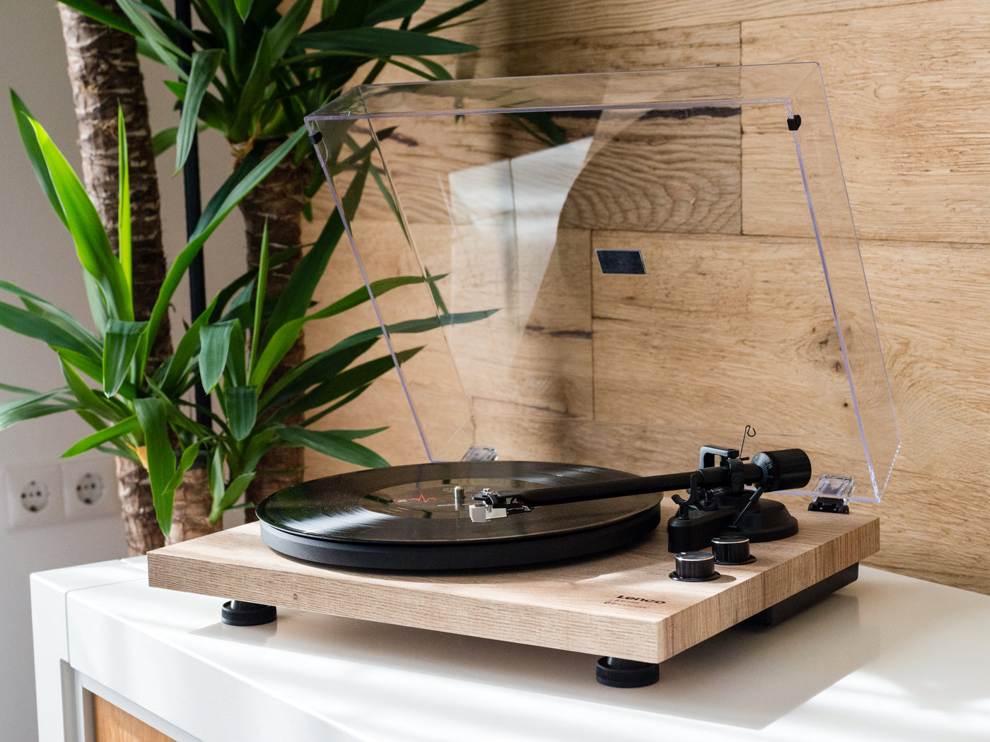 Lenco LBT-188PI - Plattenspieler mit Riemenantrieb, Bluetooth® und Anti-Skating, Holz