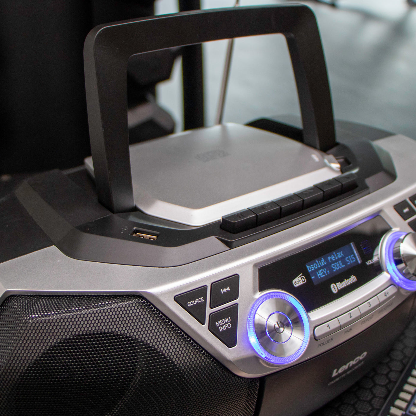 Lenco SCD-720SI - Tragbare XXL Boombox mit DAB+ / FM-Radio, Bluetooth®, CD-, USB- und Kasetten-Spieler - Silber